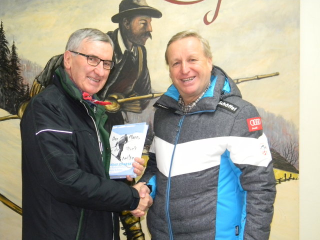 Lilienfelds Vizebürgermeister Wolfgang Labenbacher gratulierte Otmar Schöner bereits zum begehrten „Ullr Award“.