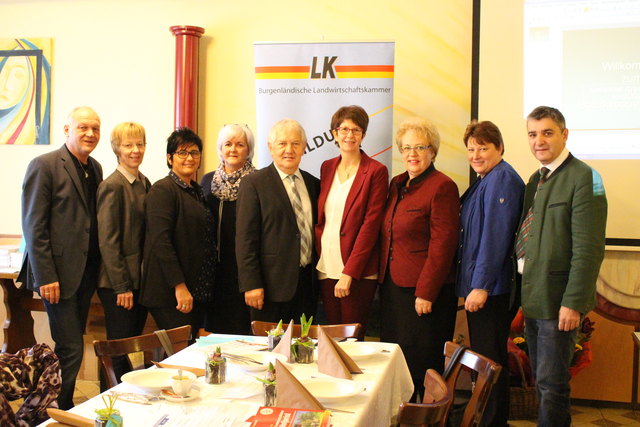 Beim Bezirksbäuerinnentag (v.l.): LAbg. Wolfgang Sodl, KR Ilse Gassler, Bundesrätin Marianne Hackl, Bezirksbäuerin Elisabeth Jandrisits, Vizepräsident Adalbert Resetar, Landesbäuerin Eva Rieschl, Agrarlandesrätin Verena Dunst, Cäcilia Geißegger und LAbg.  | Foto: Landwirtschaftskammer