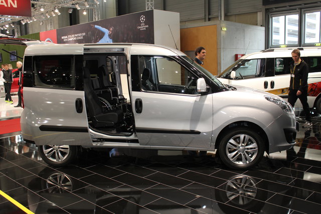 Opel präsentiert auf der Vienna Autoshow einen Umbau des Combo für Rollstuhlnutzer von der Firma Hödlmayer.