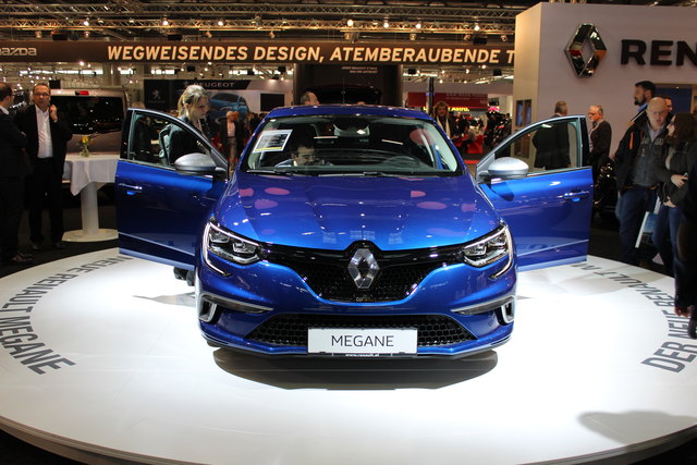 Der Renault Megan verfügt als erstes Fahrzeug der Kompaktwagen-Klasse über eine Allradlenkung.