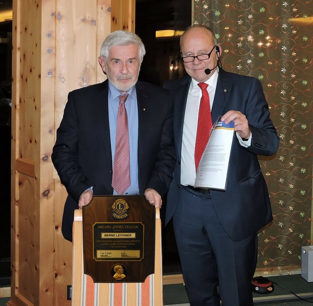 Bernd Leithner (li.) bekam von LC Bad Ischl Präsidenten Gerhard Flohberger die "Melvin Jones Fellowship"-Auszeichnung überreicht. | Foto: Lions Club/Gebetsroither