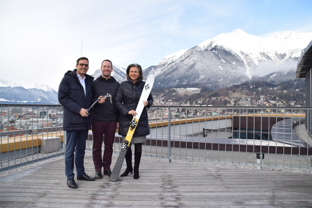 Black Diamond ist bald in Innsbruck zuhause und führt den europäischen Vertrieb aus der Landeshauptstadt. Im Bild von links: Harald Gohm (Standortagentur Tirol), Tim Bantle (Black Diamond) und Wirtschafts-LR Patrizia Zoller-Frischau (ÖVP)