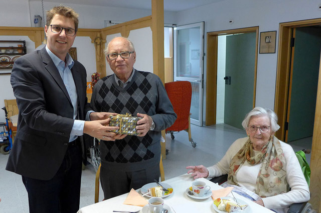 Im Bild Bgm. Christian Härting mit dem Ehepaar Vindl.