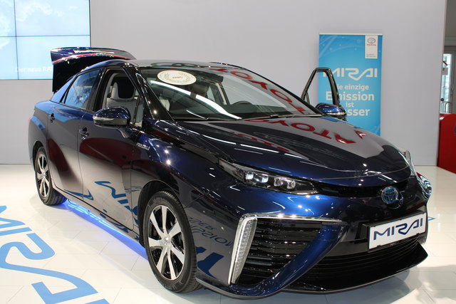 Unter dem Motto "Mobilität für die nächsten 100 Jahre" stellt Toyota in Österreich erstmalig den Mirai vor, die erste Brennstoffzellen-Limousine. Bei dem Hybrid wurde der Verbrennungsmotor durch die Brennstoffzelle ersetzt.