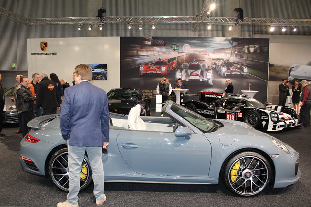 Porsche 911 Turbo und 911 Turbo S: Die Spitzenmodelle der 911-Baureihe leisten 540 PS (Turbo) und 580 PS (Turbo S). Das Turob S Coupé schafft es in 2,9 Sekunden auf 100 km/h. Der Durchschnittsverbrauch des Cabrios soll bei 9,3 Liter pro 100 km liegen.