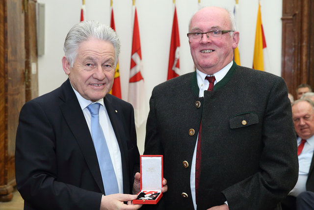 Landeshauptmann Josef Pühringer überreichte Norbert Peham die silberne Verdienstmedaille.