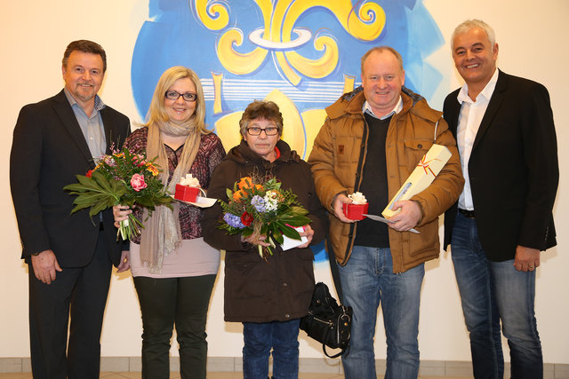 Stadtrat Klaus Trampitsch, Marina Paynik, Hauptgewinnerin Hilde Pretterklieber, Hannes Barta und Bürgermeister Alexander Benedikt (von links)