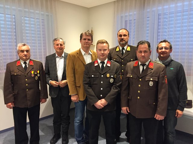 Der neue Kommandant Daniel Grabner (Mitte) mit seinem Stellvertreter Josef Pint, Bgm. Wilhelm Thomas, Vbgm. Bernhard Hirczy, ABI Franz Kropf, seinem Vorgänger Karl Kloiber und Ortsvorsteher Josef Kropf.