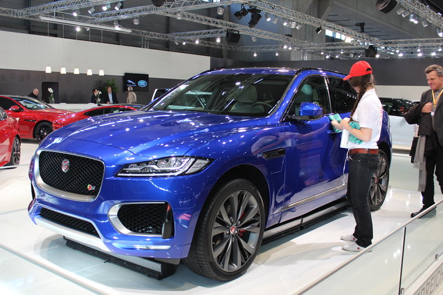 Der F-PACE, Jaguars erster Performance Crossover feiert in Wien seine Österreichpremiere. Der erste Familien-Sportwagen von Jaguar ist ab April erhältlich. Die Preise starten bei 44.850 Euro für den F-PACE 20d. Inkludiert ist das Servicepaket mit drei Jah