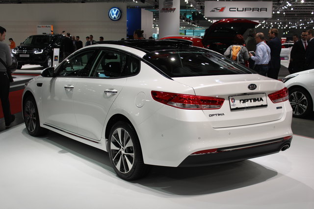 Zur Markteinführung des neuen Kia Optima werden ein 1,7-Liter-Turbodiesel un ein 2,0-Liter-Benziner angeboten.  Der 1.7 CRDi leistet 141 PS und 340 Nm Drehmoment, der Zweiliter-Benziner leistet 163 PS.