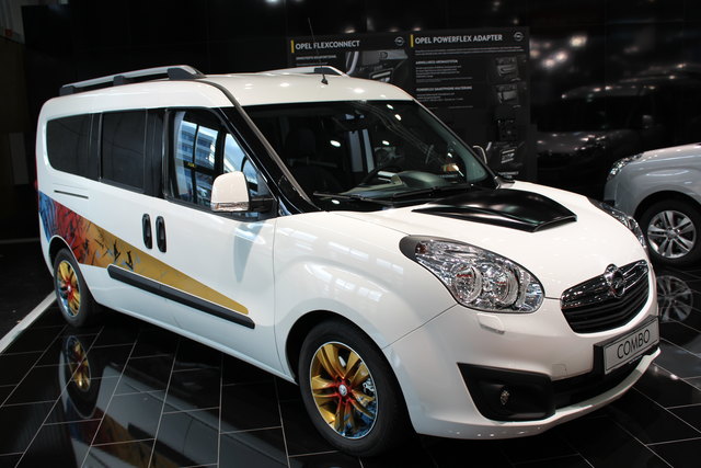 Der Opel Combi wird zudem als Eyecatcher in einer Gestaltung durch den Künstler und Autoliebhaber Knut Tiroch gezeigt.