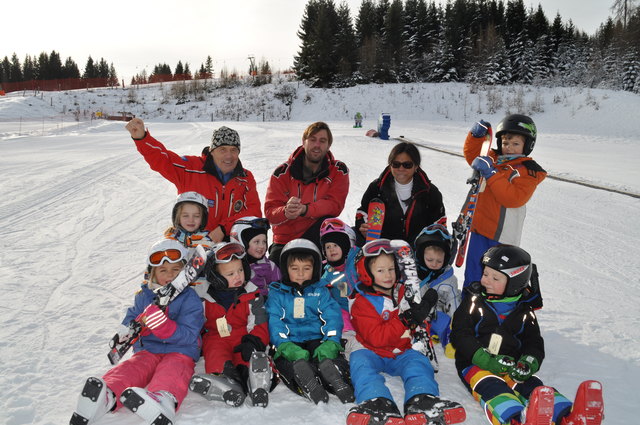 Skischulleiter Erik Schinegger (links) mit Skilehrern und den Mädchen und Buben des Kindergartens Sörg | Foto: Friessnegg