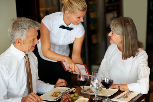 Einst wichtiger Treffpunkt im Ort, sperren nun viele Gasthäuser aufgrund der vielen Auflagen und Gesetze zu. | Foto: Foto: Fotolia/Yuri Arcurs