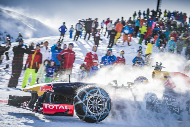 Rund 3.500 Schaulustige ließen sich den Showrun nicht entgehen. Red Bull Content Pool