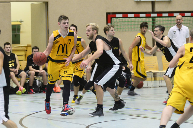 Patrick Rohrweck (17) am Ball