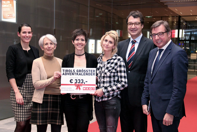 BU: Brigitte Egger aus Mieming, Tanja Prantl aus Inzing und Petra Rees aus Völs (v.l.) freuen sich über ihren Gewinn, WK-Vizepräsidentin Barbara M. Thaler (l.), Spartenobmann Martin Wetscher (2.v.r.) und Sparten-Geschäftsführer Alois Schellhorn (r.) gratu