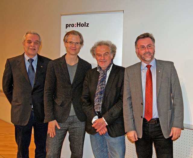 Ehrenvorsitzender proHolz Tirol Hermann Wurm, DI Matthias Marschner, DI Dr. Martin Riehl, beide hirner und riehl architekten, München, DI Rüdiger Lex, Geschäftsführer proHolz Tirol (v.l.).