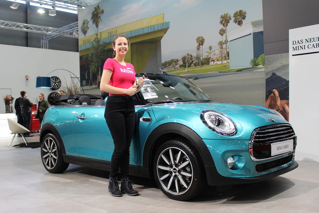 Europapremiere feiert in Wien auch das neue MINI Cabrio. Für den Open-Air-Mini stehen zwei Benziner und ein Dieselmotor zur Verfügung. Markteinführung in Österreich am 5. März 2016 zu Preisen ab 24.900 Euro für das Einstiegsmodell MINI Cooper Cabrio mit 1