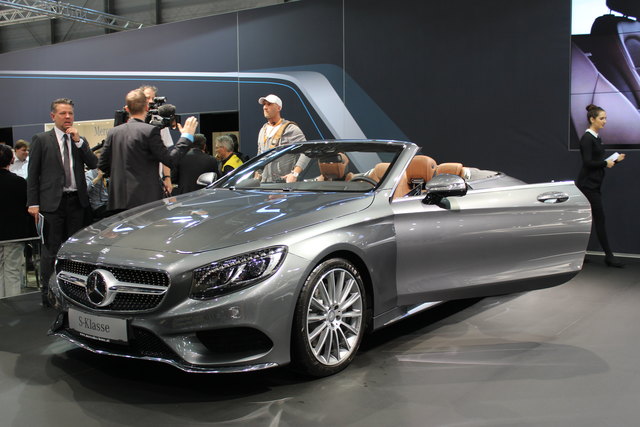 Das Mercedes-Benz S 500 Cabriolet ist eine der zwei Österreich-Premieren der Stuttgarter. Das Luxus-Cabrio ist der erste offene Viersitzer von Mercedes-Benz seit 1971. Es leistet 455 PS und 700 Nm. Es startet bei 165.750 Euro und kommt im April 2016 zu de