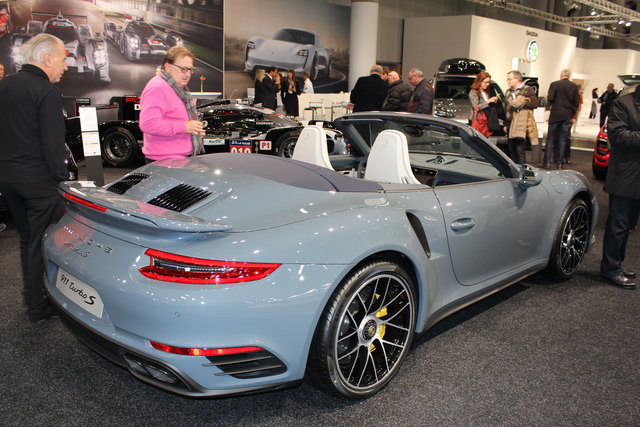 Zu haben ist der Porsche 911 Turbo ab 213.393 Euro, das 911 Turbo Cabrio ab 230.805 Euro, der 911 Turbo S ab 247.589 Euro und das 911 Turbo S Cabrio ab 265.251 Euro.