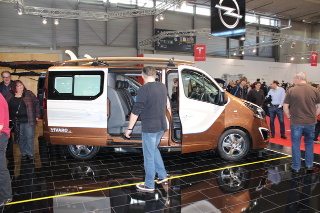 Das Opel Vivaro Surf Concept präsentiert eine maßgeschneiderte Passagierversion für sportliche Einsätze.