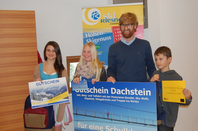 Peter Weichbold von den Planai-Hochwurzen-Bahnen mit den Hauptgewinnern.