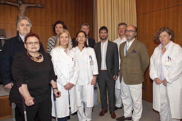 Das Team des Adipositas-Zentrums im Krankenhaus der Barmherzigen Schwestern mit Bezirkschef Markus Rumelhart (4.v.r.).