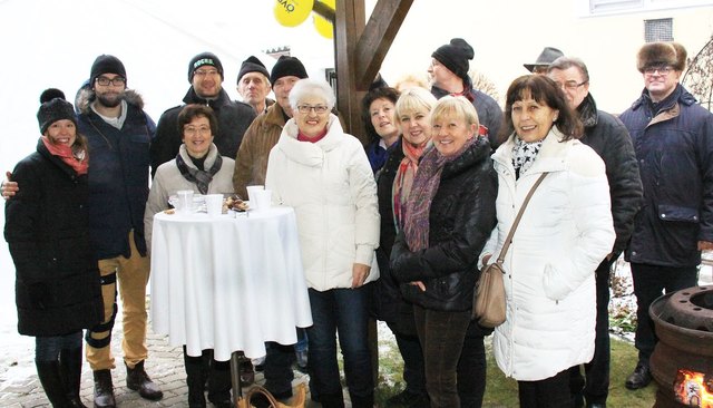 Mattersburgs ÖVP-Stadträtin Silvia Steiner (7.v.l.) ließ sich zu ihrem Geburtstag hochleben – das Team der ÖVP Mattersburg-Walbersdorf stellte sich mit Glückwünschen ein!