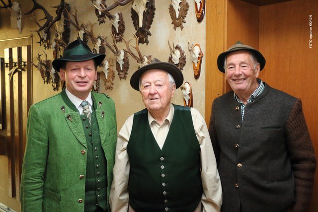 Matthias Zitzenbacher und Wolfgang Schlagin gratulierten Karl Sommersacher zum 90. Geburtstag. | Foto: Cescutti