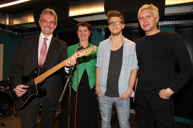 LR Karl Wilfing, Bgm. Anna Steindl, Vereinsobmann David Fabikan und Markus Dietrich.