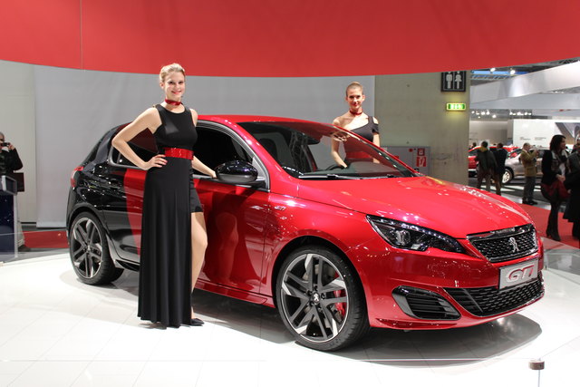 Peugeot 308 GTi by Peugeot Sports – steht schon seit November bei den Händlern. Der Sportler zieht 272-PS aus einem 1,6-Liter-Vierzylinder-THP-Motor und schafft es in  sechs Sekunden von 0 auf 100. Der Fünftürer startet bei 31.299 Euro.