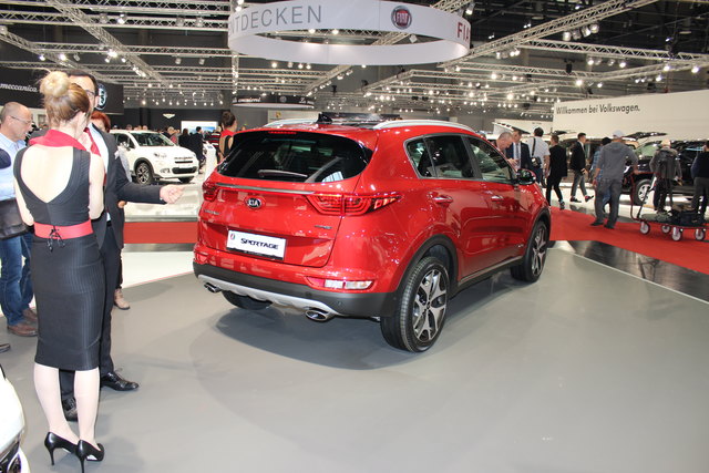 Für den neuen Kia Sportage stehen ein 1,6-Liter Benziner mit 132 PS, ein 1,7-Liter-Turbobenziner mit 177 PS und drei Diesel zur Verfügung. Neben dem 1,7-Liter-Diesel mit 115 PS steht der 2-Liter-Diesel mit Leistungen von 136 PS oder 185 PS parat.