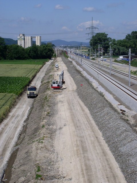 Die Benützung bestehender Bahntrassen verhindert neue Zerschneidungen.