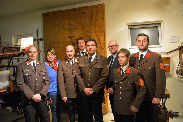 Die Feuerwehr Schwechat mi Bürgermeisterin Karin Baier