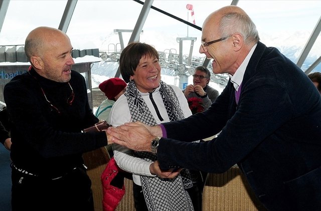 ÖOC-Präsident Karl Stoss überreichte dem sportlichen Ehepaar Präsente.