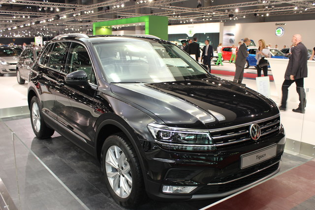 Seine Weltpremiere feierte der neue VW Tiguan auf der IAA in Frankfurt. Er ist – nach 2,64 Millionen verkauften Exemplaren der ersten Generation –  länger, breiter und flacher geworden. Sein Leistungsspektrum reicht von 125 bis 240 PS.  Er ist seit 13. 1.