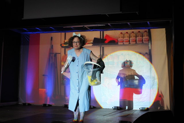 Ulrike Rosina Lackner in ihrer Rolle "Sauber muss ..." bei der Premiere der Wolfsberger Narren