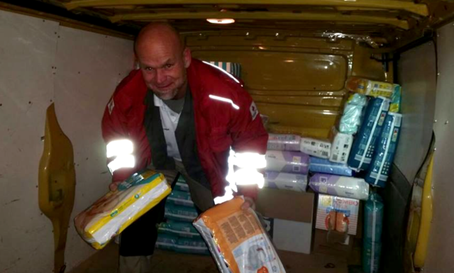 Georg Jachan beim Verteilen der Sachspenden: Für Anfang Februar sollen die nächsten Kleintransporter abfahren.