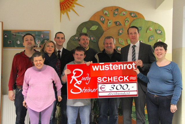 Wüstenrot-Direktor Rudy Steiner (2. von rechts) und seine Kollegen übergaben die Spende.