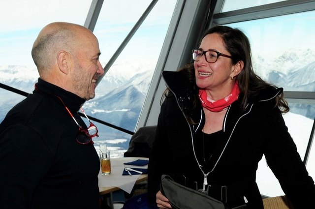 Bruni Fröschl (Mitglied der Geschäftsführung der Eigentümerfamilie der Axamer Lizum Bergbahnen) im Gespräch mit Christian Neureuther