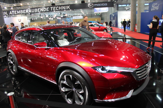 Mazda zeigt in Wien das Konzept Koeru. Die Studie eines künftigen Sport Utility Vehicles ist 4,6 Meter lang und hat Platz für fünf Personen. Damit entspricht der Koeru in den Dimensionen dem CX-5. Durch die coupéhafte Silhouette, die aerodynamisch optimie