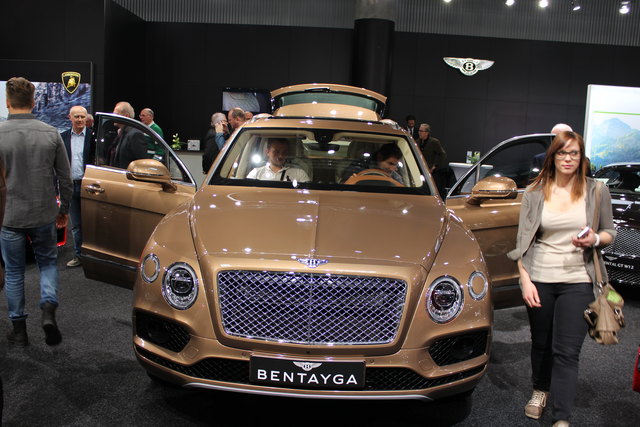 Mit dem Bentley Bentayga zeigt der PA-Konzern erstmalig "das schnellste, stärkste, luxuriöseste und exklusivste SUV der Welt". Mit 6-Liter-W12-Motor leistet er 608 PS und 900 Newtonmeter maximales Drehmoment. So schafft er es in 4,1 Sekunden von 0 auf 100