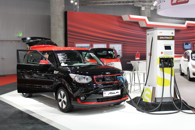 Der Kia Soul  EV – seit Anfang 2015 auf dem Markt – ist das erste Elektrofahrzeug, das Kia weltweit vermarktet.  Der Elektro-Soul startet ab 31.990 Euro. Er leistet 110 PS, liefert ein Drehmoment von 285 Newtonmetern und soll eine Reihweite von 200 Kilome