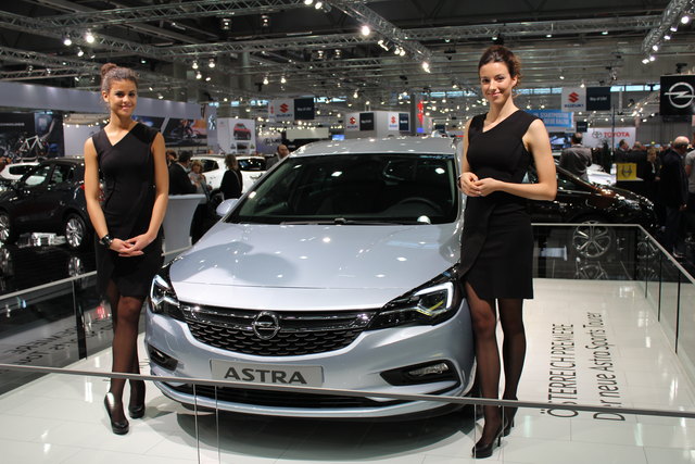 Der neue Opel Astra Sports Tourer, die sportliche Kombi-Variante des Astra startet bei 18.090 Euro für den 1,4-Liter-Benziner mit 100 PS. Im Kompaktkombi debütiert zudem der neue Spitzen-Diesel für den Astra: der 160-PS starke 1.6 BiTurbo CDTI, der 350 Ne
