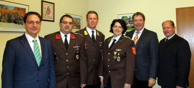 Gemeinderat Josef Maier, Kommandant-Stellvertreter Thomas Bauer, Kommandant Michael Vock jun., Verwalterin Erika Huber, Bürgermeister Josef Tatzber und Vizebürgermeister Gerhard Strasser.