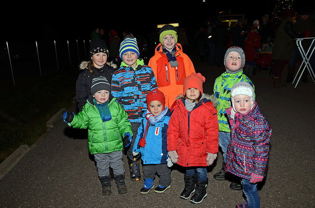 Viele Kinder warteten am frühen Silvesterabend auf das Kinderfeuerwerk.