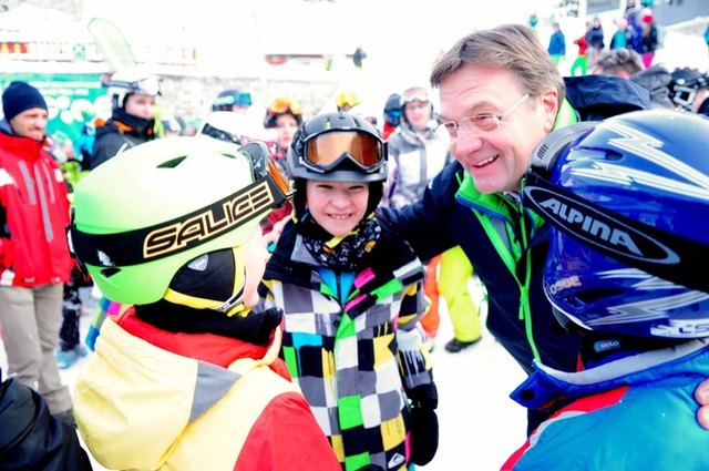 LH Günther Platter wurde von den jugendlichen SportlerInnen bestürmt und stand für viele "Selfies" zur Verfügung!