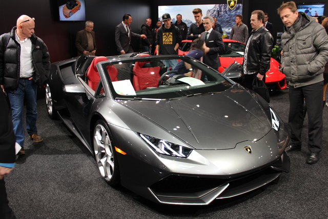 Lamborghini Huracán LP 610-4 Spyder: Mit 5,2-Liter-V10-Saugmotor und 610 PS gehts in 3,4 Sekunden auf 100 km/h. Topspeed 324 PS. Die Auslieferung an die Kunden beginnt im Frühjahr 2016. Der Grundpreis beträgt 186.450 Euro.