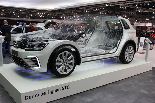 Zum Verkaufsstart des neuen Tiguan steht den Kunden der 150 PS starke TDI in drei Getriebevarianten zur Verfügung. Start bei 32.450 Euro für das Sechsgang-Getriebe.