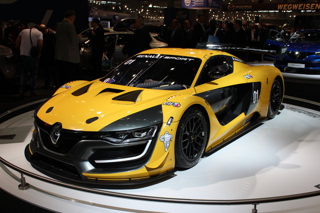 Renault zeigt auf der Autoshow zudem den Rennwagen Sport R.S. 01. Er geht mit rund 550 PS und mehr als 600 Nm aus eome, 3,8-Liter-Biturbo-V6 bei einem Gewicht von knapp 1.100 Kilo unter anderem in der European Le Man Series an den Start.